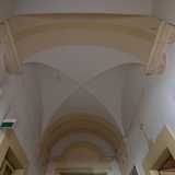 ...limitata da due arcate che �poggiano� su capitelli color crema